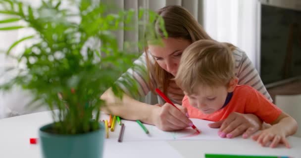 Madre Hijo Dibujando Con Lápices Sentados Escritorio Casa Familia Feliz — Vídeo de stock