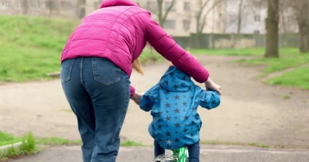 Matka Uczy Syna Jeździć Rowerze Młoda Mama Uczy Syna Jeździć — Wideo stockowe