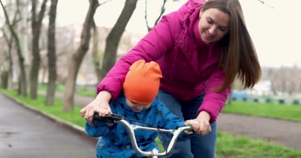 Mor Lär Sonen Cykla Ung Mamma Lär Son Att Cykla — Stockvideo