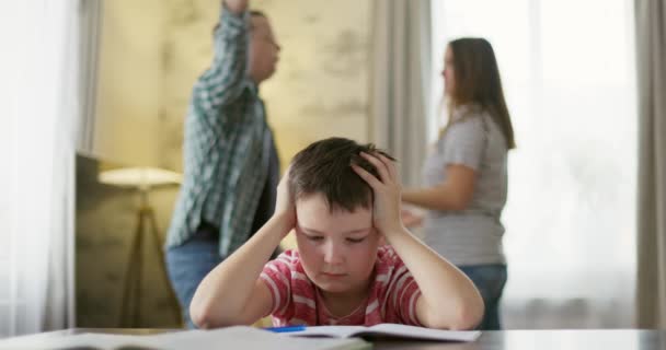 Filho Sente Frustrado Enquanto Seus Pais Brigam Segundo Plano Conflitos — Vídeo de Stock