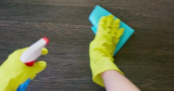 家庭主妇戴着黄色橡胶手套 在厨房用毛巾和洗涤剂擦拭木制桌子表面 保持房间整洁 高质量的4K镜头 — 图库视频影像