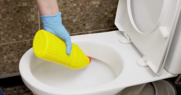Desinficering Toalettrengöringsmedel Kvinnliga Händer Som Använder Desinfektionsmedel Toalettrengöringslösning Gul Flaska — Stockvideo