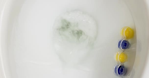 Toilettenschüssel Wasserspülung Klo Erfrischungsblock Mit Blauen Und Gelben Kugeln Großaufnahme — Stockvideo
