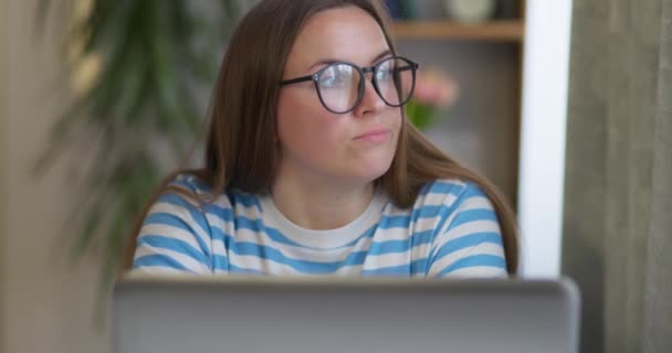 Задумчивая Женщина Очках Работающая Ноутбуком Отворачивающаяся Размышляющая Над Решением Проблемы — стоковое видео
