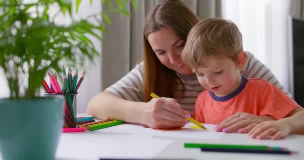 Matka Dítě Kreslí Tužkami Které Sedí Doma Stolu Šťastná Rodina — Stock video