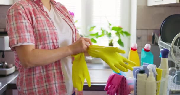 Zbliżenie Kobiety Zakładającej Żółte Gumowe Rękawiczki Przygotowującej Się Wykonywania Prac — Wideo stockowe