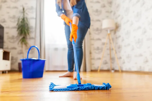 여자가 걸레로 바닥을 숙제를 정기적으로 청소하고 청소하는 — 스톡 사진