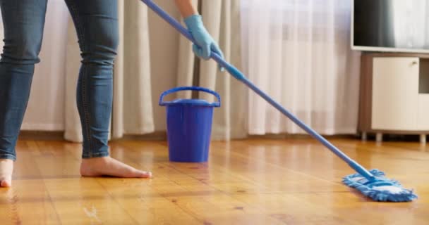 Kvinna Avslappnade Kläder Tvätta Ett Trägolv Med Fuktig Mikrofibermopp Göra — Stockvideo