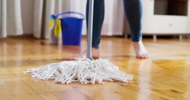 Bir Kadın Ahşap Zemini Paspasla Yıkıyor Ödevi Yapıyor Rutin Temizlik — Stok video
