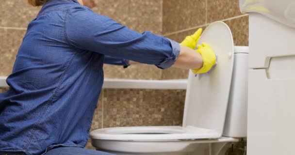 Kobieta Żółtych Rękawiczkach Myje Toaletę Niebieską Szmatą Dbam Porządek Domu — Wideo stockowe