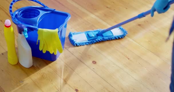 Frau Freizeitkleidung Wäscht Holzboden Mit Feuchtem Mikrofasermopp Erledigt Hausaufgaben Routinereinigung — Stockvideo