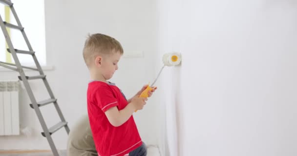 Kinder Malen Wand Mit Farbroller Und Pinsel Fleißig Streichen Brüder — Stockvideo