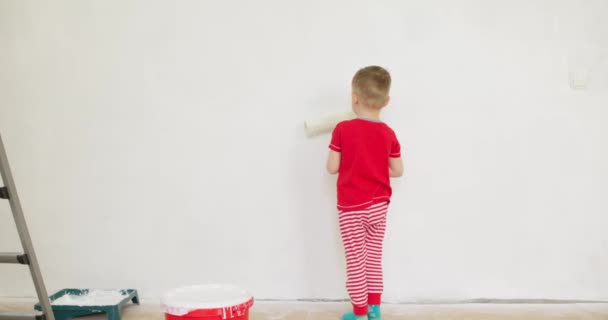 Barnpojke Målning Vägg Med Färg Rulle Pojke Målar Väggen Vit — Stockvideo