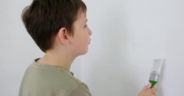 Дитячий Хлопчик Малює Стіну Пензлем Хлопчик Старанно Малює Стіну Білою — стокове відео