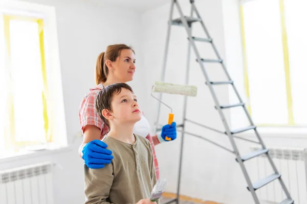 Szczęśliwa Matka Rodziny Syn Malować Ścianę Farbą Pomocą Wałka Pędzla — Zdjęcie stockowe