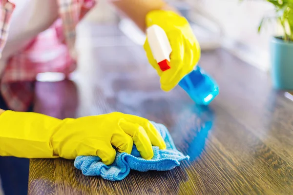 Dona Casa Luvas Amarelas Limpa Poeira Usando Detergente Spray Pano — Fotografia de Stock