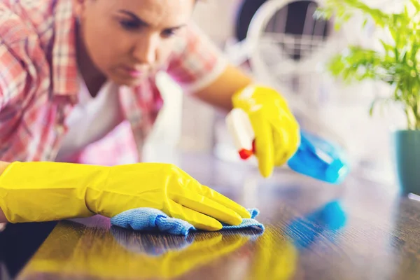 黄色い手袋の主婦はスプレー洗剤とラグを使用してほこりを拭く 女性は家事をしている 清掃コンセプト — ストック写真