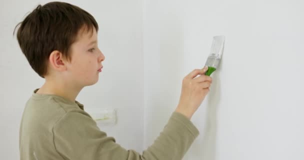 Junge Bemalt Wand Mit Pinsel Ein Junge Streicht Fleißig Die — Stockvideo