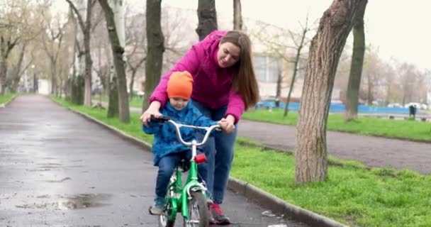 Anne Oğluna Bisiklet Sürmeyi Öğretiyor Genç Anne Oğluna Ilk Kez — Stok video