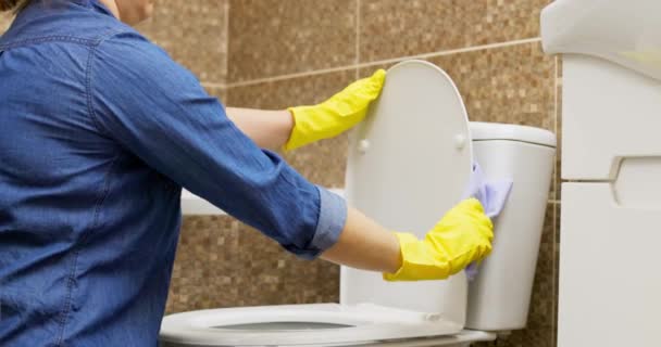 Kvinna Gula Handskar Tvätta Toalett Med Blå Trasa Håller Huset — Stockvideo