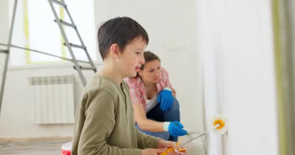 Madre Suo Figlio Dipingono Muro Con Rullo Vernice Pennello Casa — Video Stock