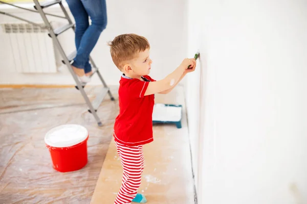 Mère Famille Heureuse Fils Enfant Peignent Mur Avec Peinture Aide — Photo