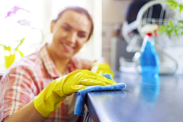 Νοικοκυρά Κίτρινα Γάντια Σκουπίζει Σκόνη Χρησιμοποιώντας Απορρυπαντικό Ψεκασμού Και Κουρέλι — Φωτογραφία Αρχείου