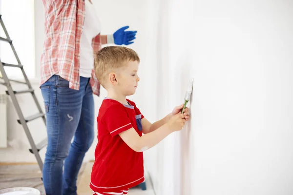 Szczęśliwa Matka Rodziny Syn Malować Ścianę Farbą Pomocą Wałka Pędzla — Zdjęcie stockowe