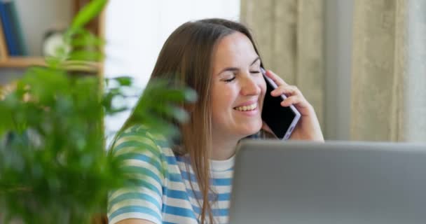 Retrato Una Mujer Negocios Sonriente Hablando Teléfono Móvil Oficina Mujer — Vídeos de Stock