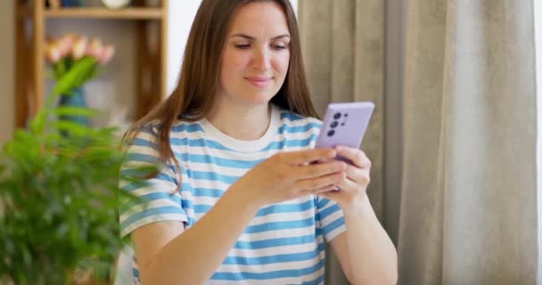 Mujer Feliz Sosteniendo Teléfono Inteligente Mirando Pantalla Teléfono Celular Sonriendo — Vídeo de stock