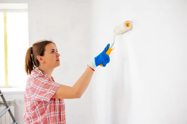 Femme Heureuse Avec Mur Peinture Rouleaux Dans Son Nouvel Appartement — Photo