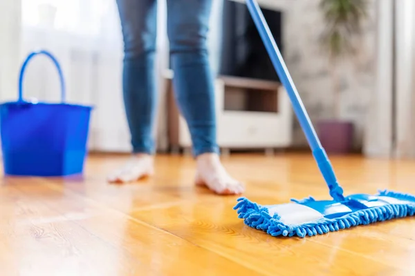 여자가 걸레로 바닥을 숙제를 정기적으로 청소하고 청소하는 — 스톡 사진