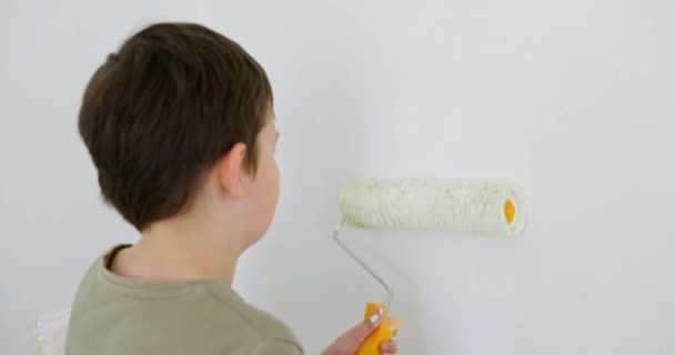 Junge Bemalt Wand Mit Farbwalze Ein Junge Streicht Fleißig Die — Stockvideo