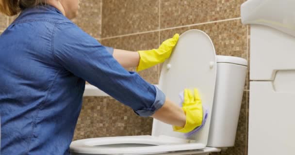 Mulher Luvas Amarelas Lavando Vaso Sanitário Com Pano Azul Manter — Vídeo de Stock