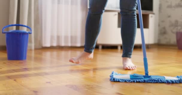 Frau Freizeitkleidung Wäscht Holzboden Mit Feuchtem Mikrofasermopp Erledigt Hausaufgaben Routinereinigung — Stockvideo