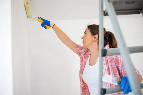 Mujer Feliz Con Pared Pintura Rodillos Nuevo Apartamento Concepto Renovación —  Fotos de Stock
