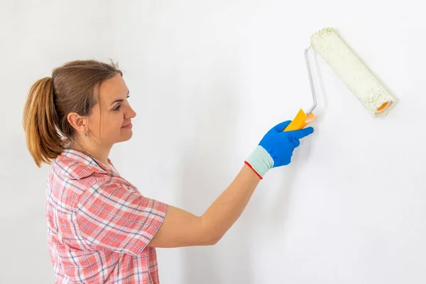 Happy Woman Roller Painting Wall Her New Apartment Renovation Redecoration — Stock Photo, Image