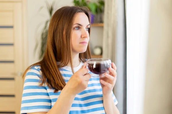 Piękna Młoda Kobieta Pijąca Herbatę Przy Oknie Domu — Zdjęcie stockowe
