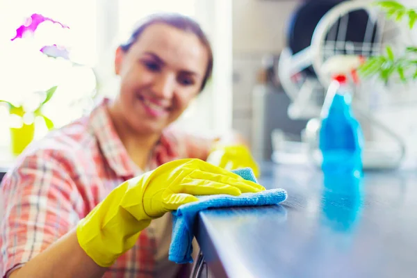 黄色い手袋の主婦はスプレー洗剤とラグを使用してほこりを拭く 女性は家事をしている 清掃コンセプト — ストック写真
