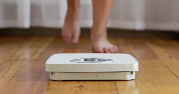 바닥에 저울로 체중을 여자가 고품질 — 비디오