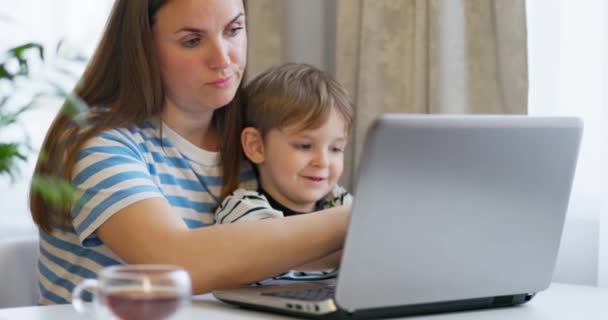 Matka Pracująca Laptopie Zdalnie Małym Synkiem Ramionach Mama Próbuje Pracować — Wideo stockowe