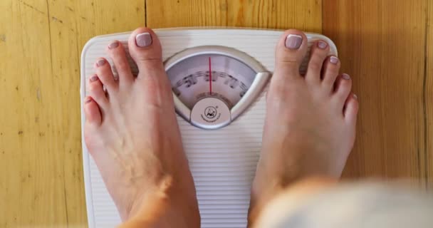 Женщина Стоит Белом Весе Полу Измеряет Свой Вес Высококачественные Кадры — стоковое видео