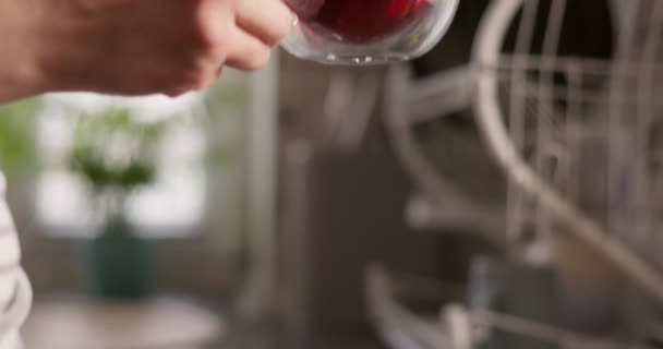 Жінка Гарячий Чай Скляної Чашки Насолоджуючись Смаком Ароматом Кухні Біля — стокове відео
