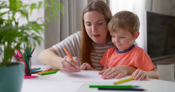Madre Hijo Dibujando Con Lápices Sentados Escritorio Casa Familia Feliz — Vídeo de stock