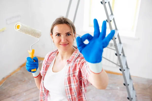Beautiful Woman Holding Roller Painter Doing Sign Fingers While Doing — Stock Photo, Image