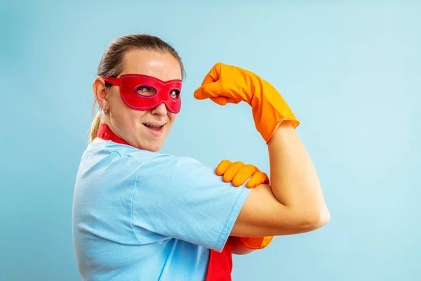 Limpiador Casa Superhéroes Confianza Que Muestra Poderoso Brazo Muscular Con — Foto de Stock