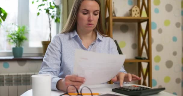 Udmattet Frustreret Kvinde Sidder Ved Skrivebordet Med Papirregninger Føler Stresset – Stock-video
