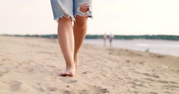 Pés Mulher Andando Descalços Praia Areia Mar Pés Uma Jovem — Vídeo de Stock