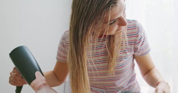Une Jeune Femme Sèche Ses Longs Cheveux Avec Sèche Cheveux — Video