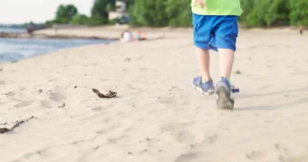 Barn Som Springer Sandstranden Sommaren Trevlig Sommarsemester Högkvalitativ Film — Stockvideo